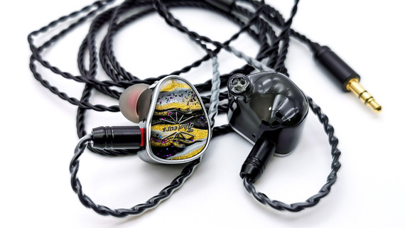 Kiwi Ears Étude」 1DD+3BAに振動トランスデューサー「KVT」搭載の