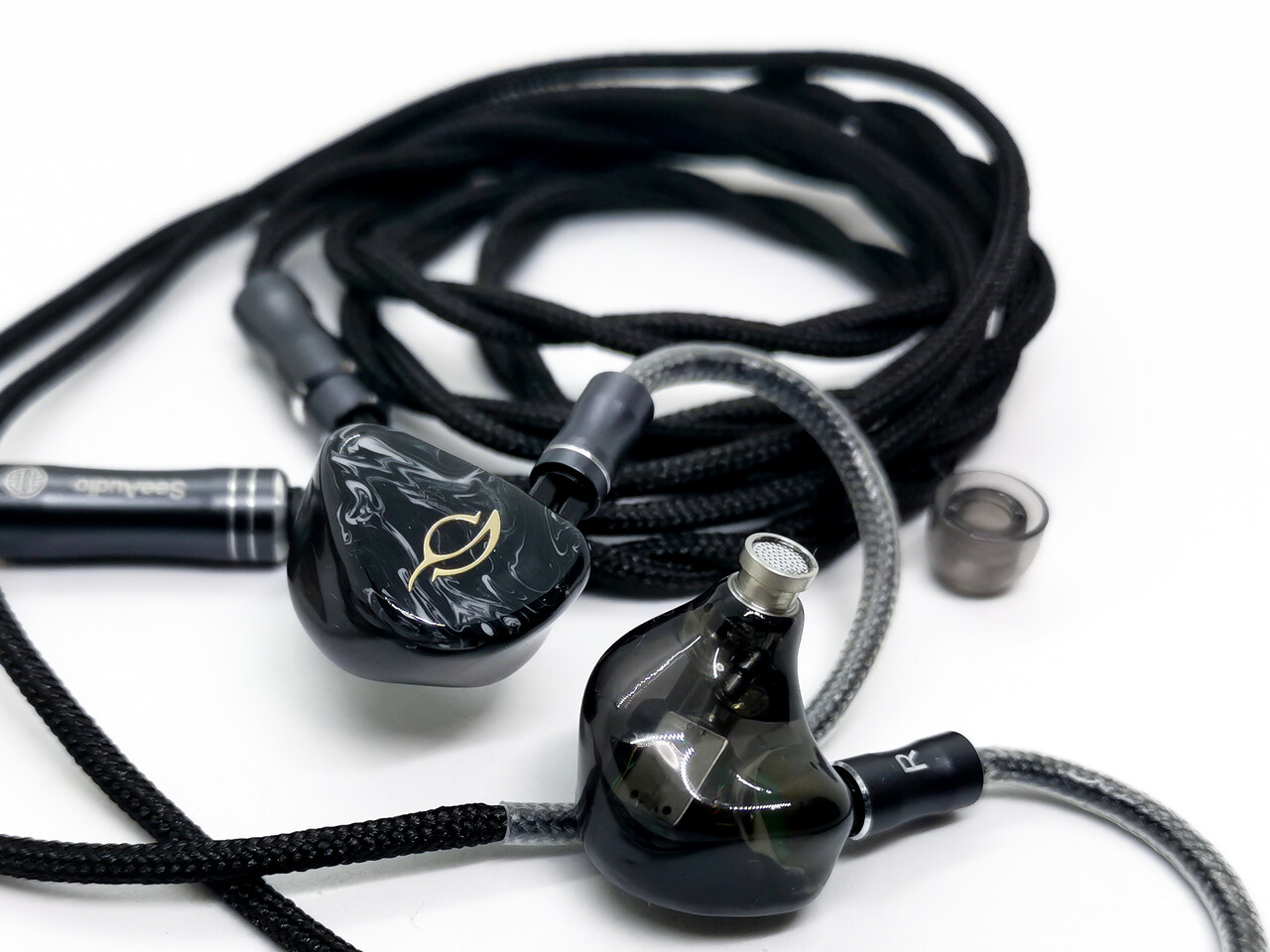 See Audio Bravery」 落ち着いたシェルデザインに付属する高級ケーブル