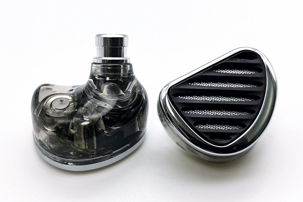 TRN JAWS」 サメをイメージしたデザインに4BA+3DD+1平面の8ドライバー