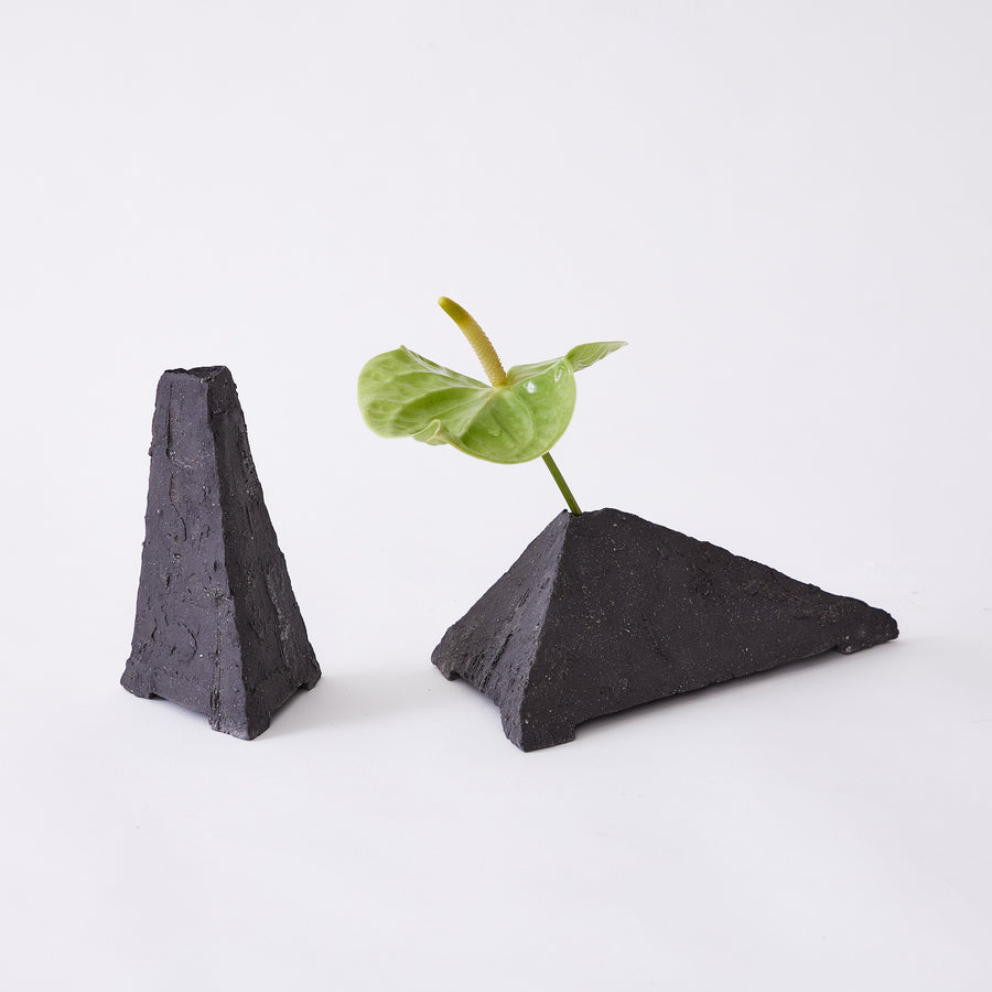 玄 / ゲン 花器 三角錐 TGN107 H14cm（黒） / Living Talk Decor