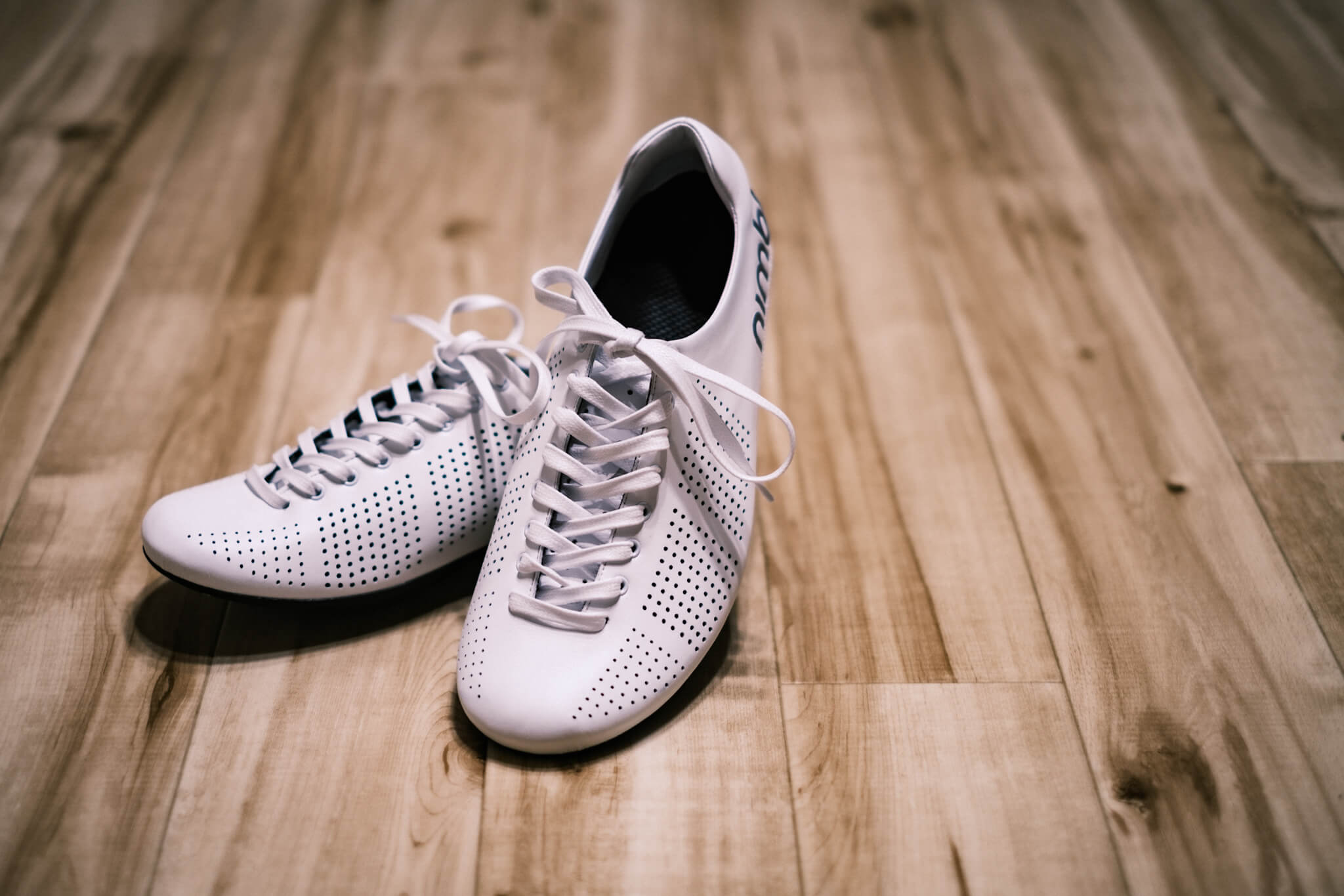 美しく軽い、プロ仕様の紐靴。「Nimbl Air」ロードシューズレビュー