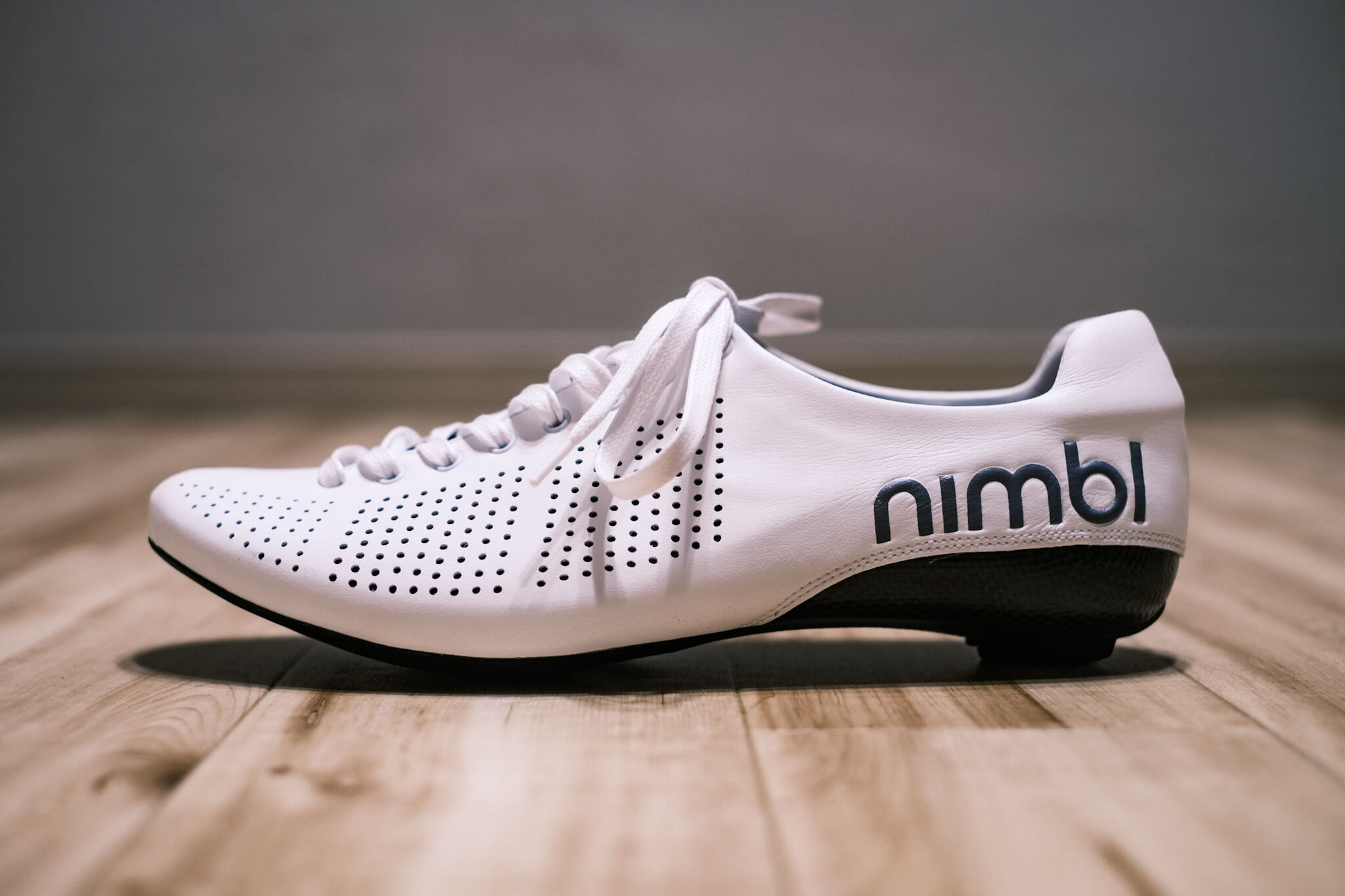 美しく軽い、プロ仕様の紐靴。「Nimbl Air」ロードシューズレビュー