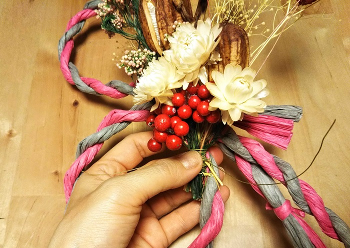 お正月に飾ろう！ドライフラワーを使った「簡単しめ縄飾り」の作り方