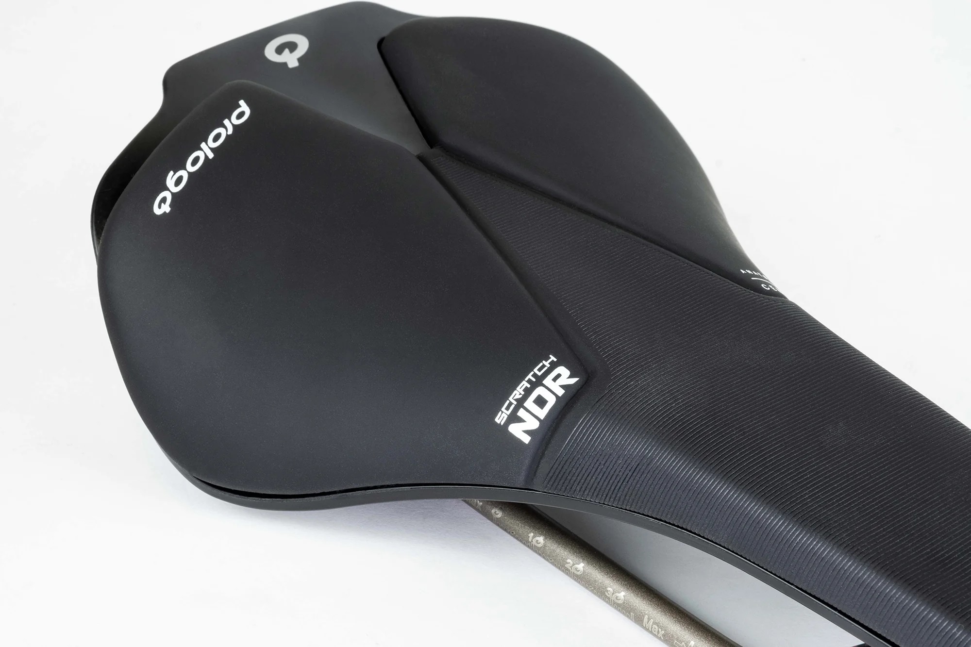 SCRATCH NDR TIROX | Prologo | 株式会社Many'S メニーズ