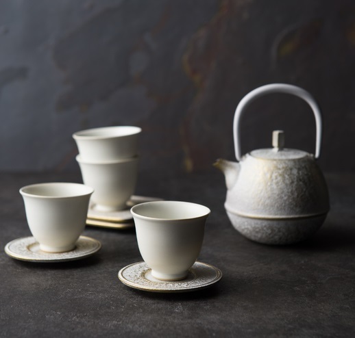 軽やかな白金色の愛らしい鉄急須「egg（エッグ）」 │ ヒトサラマガジン