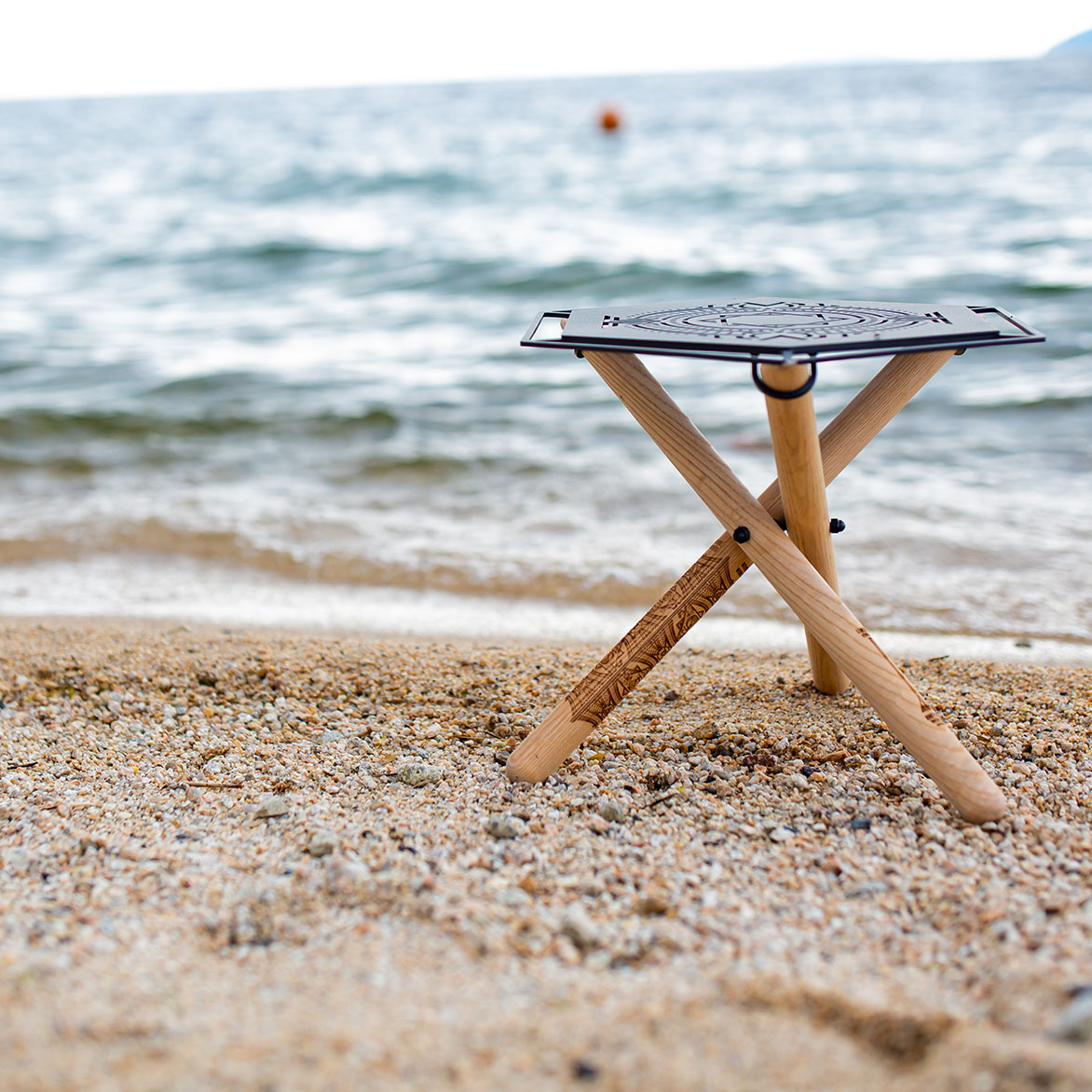 焚き火サイドスタンド LOW 六角天板タイプ | DEVISE WORKS | キャンプ用品