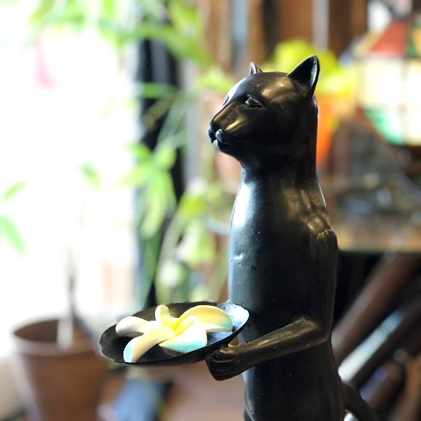 ブロンズ猫／皿を持つブロンズ猫のオブジェ【H37cm】 | ブロンズ猫
