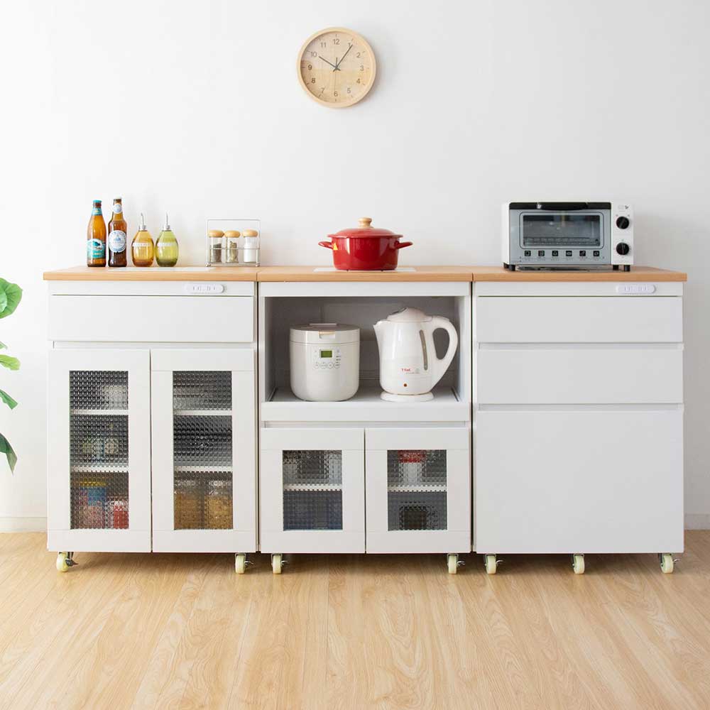 ナチュラル＆ホワイトが可愛いガラス扉のキッチン収納カウンター｜幅