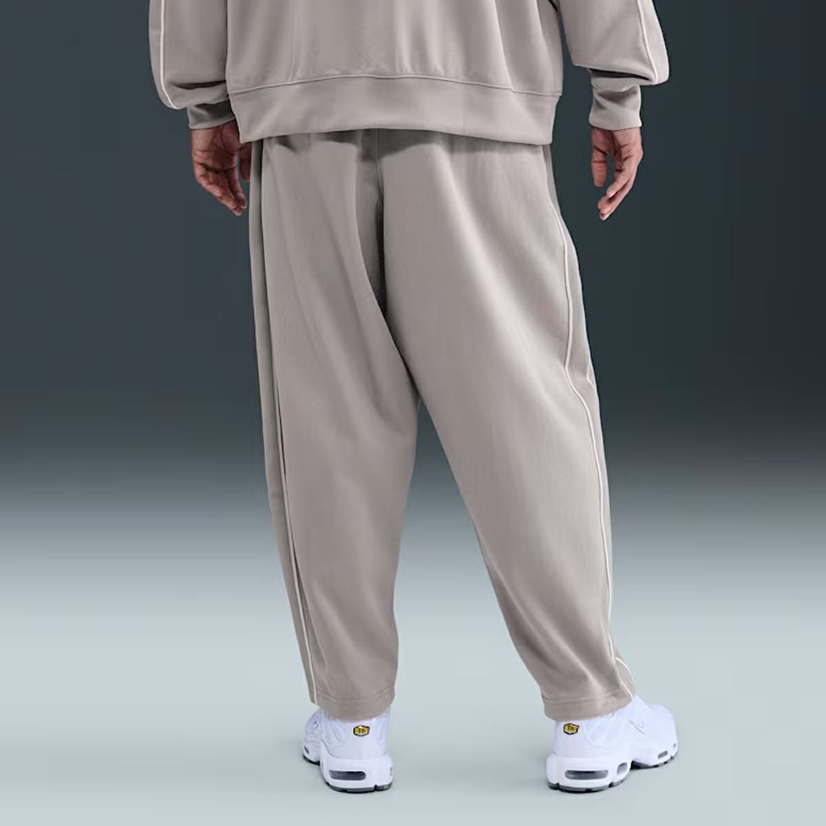 ナイキ スポーツウェア クラブ オーバーサイズド ニット トラック