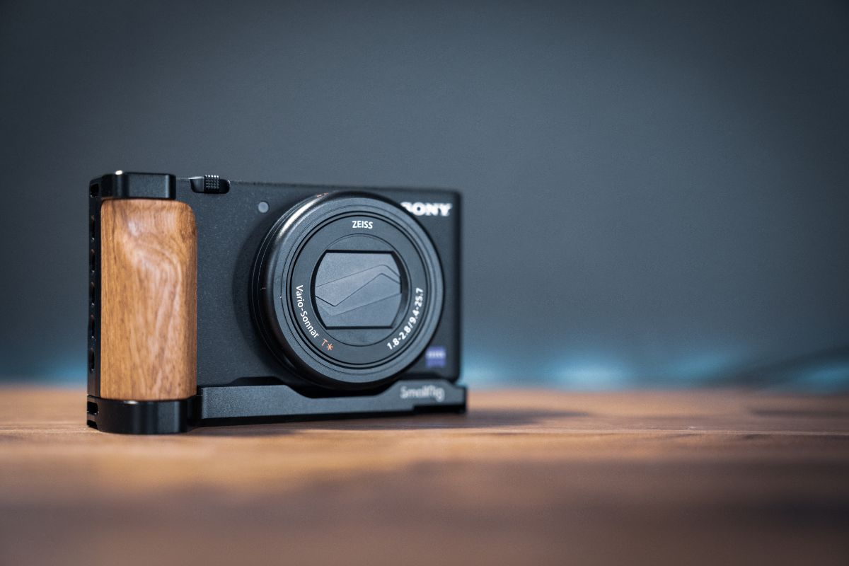SmallRig L字グリップ 2936 レビュー】SONY ZV-1の持ちやすさUP！三脚