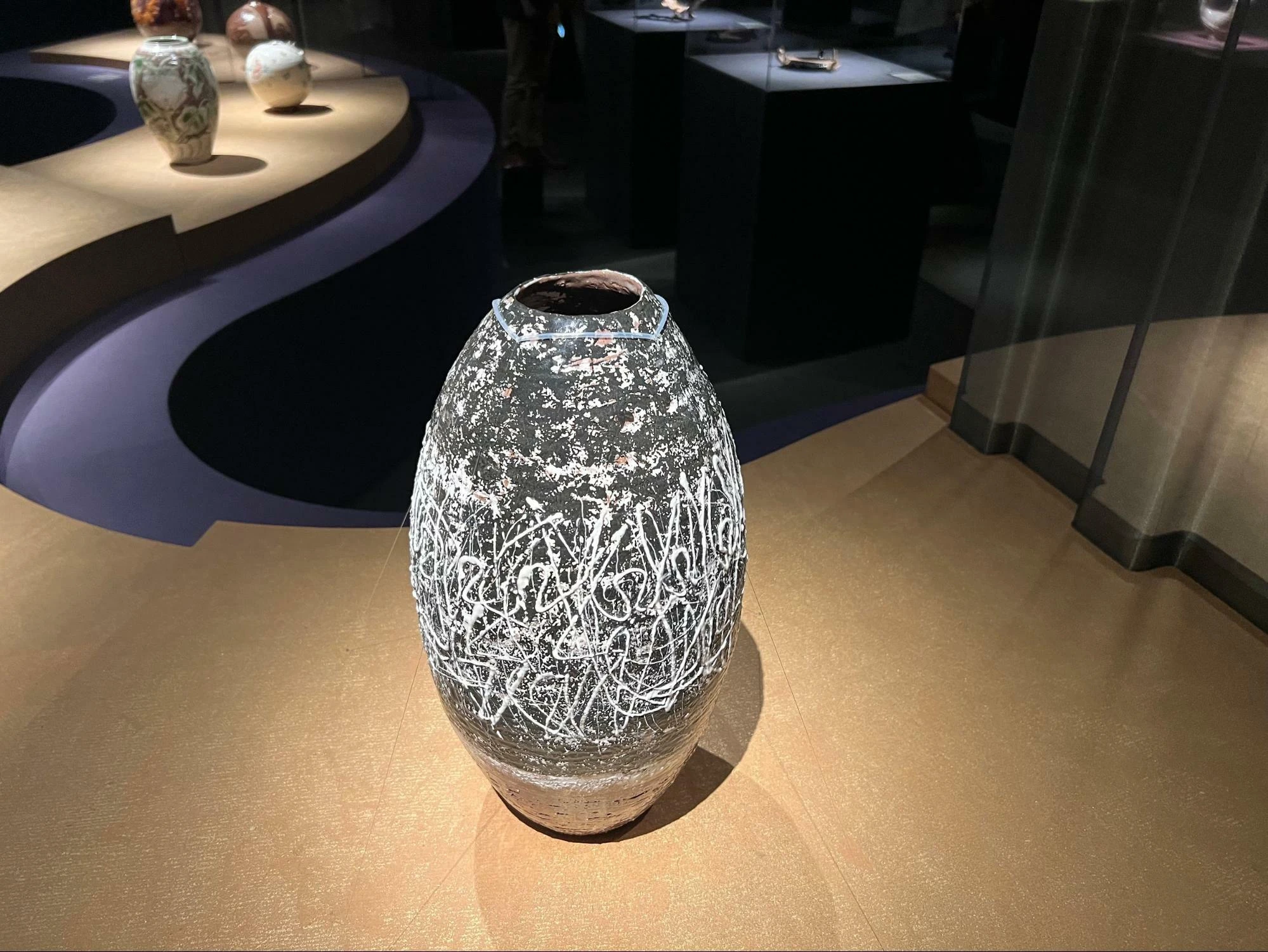 前衛陶芸の50年を体感、八木一夫や鈴木治ら走泥社の展覧会