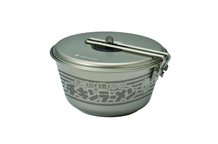 店舗ならまだ在庫が。日清とスノーピークがコラボした、ユニークな