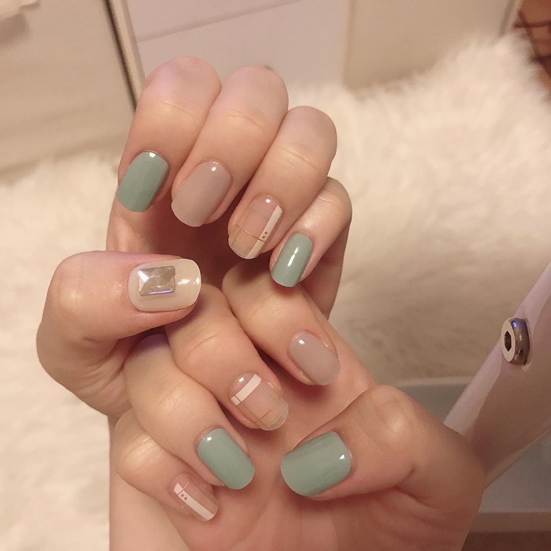 貼ってランプを当てるだけ♡広告でよく見かける、ohoraの'ジェルネイル