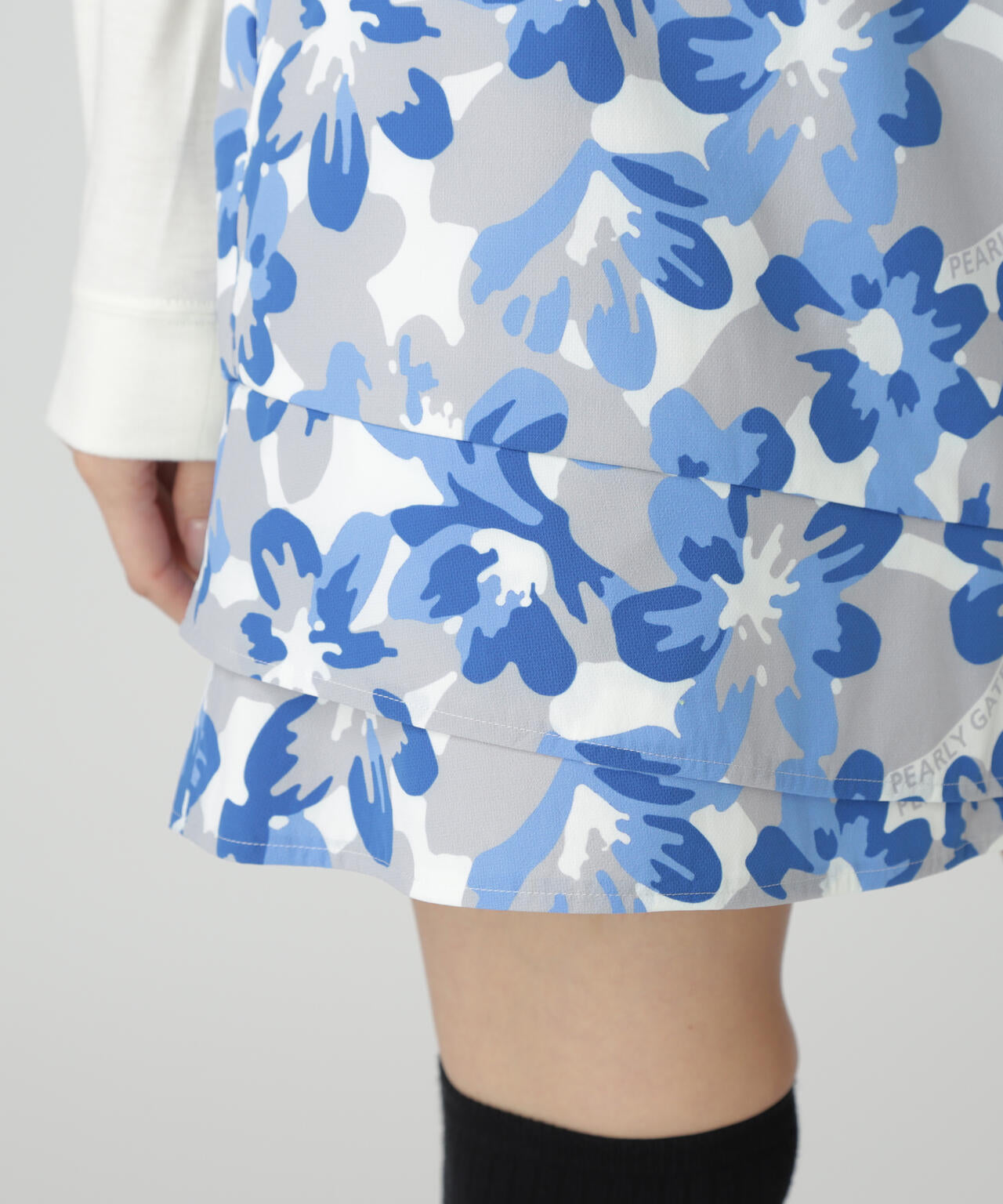 Peストレッチドビー中綿スカート ＜ラフ花ロゴ小柄＞ | PEARLY GATES