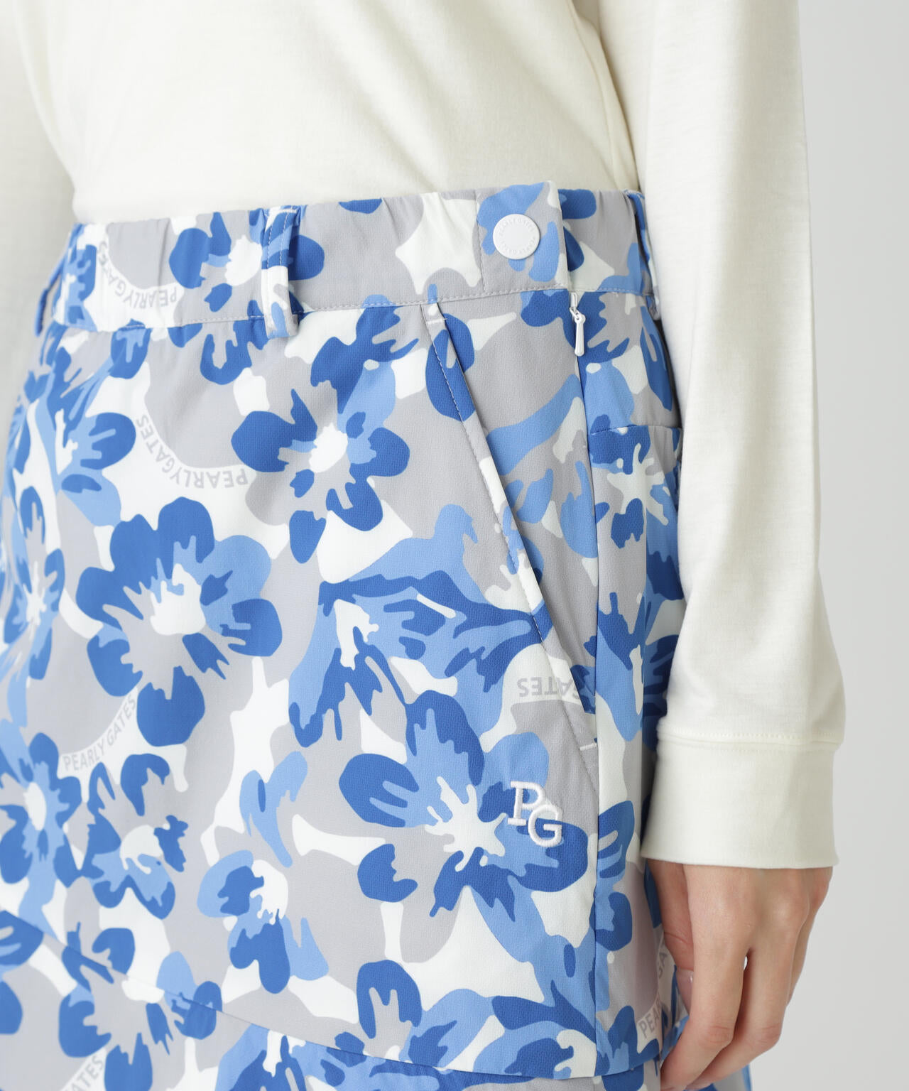 Peストレッチドビー中綿スカート ＜ラフ花ロゴ小柄＞ | PEARLY GATES