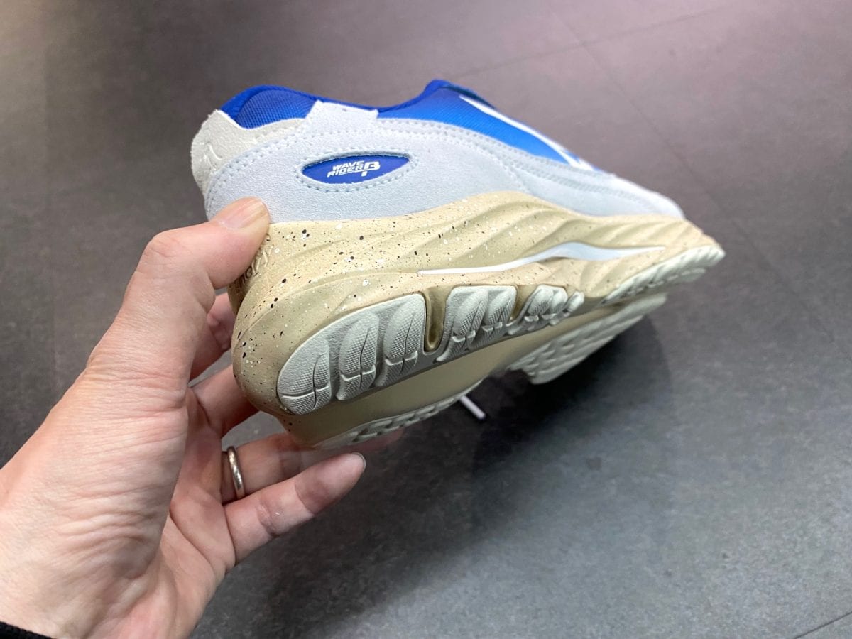 MIZUNO WAVE RIDER β】イラストレーター永井博とコラボした注目の一足