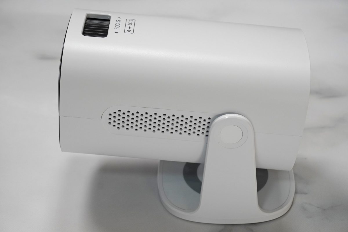 ニトリ】3ヶ月待ちの「9,990円プロジェクター」がついに在庫復活！天井