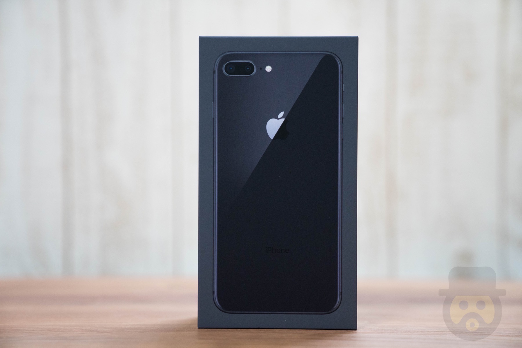 iPhone 8 Plus 開封レビュー！輝きを放つ背面パネル外観はまるで芸術品