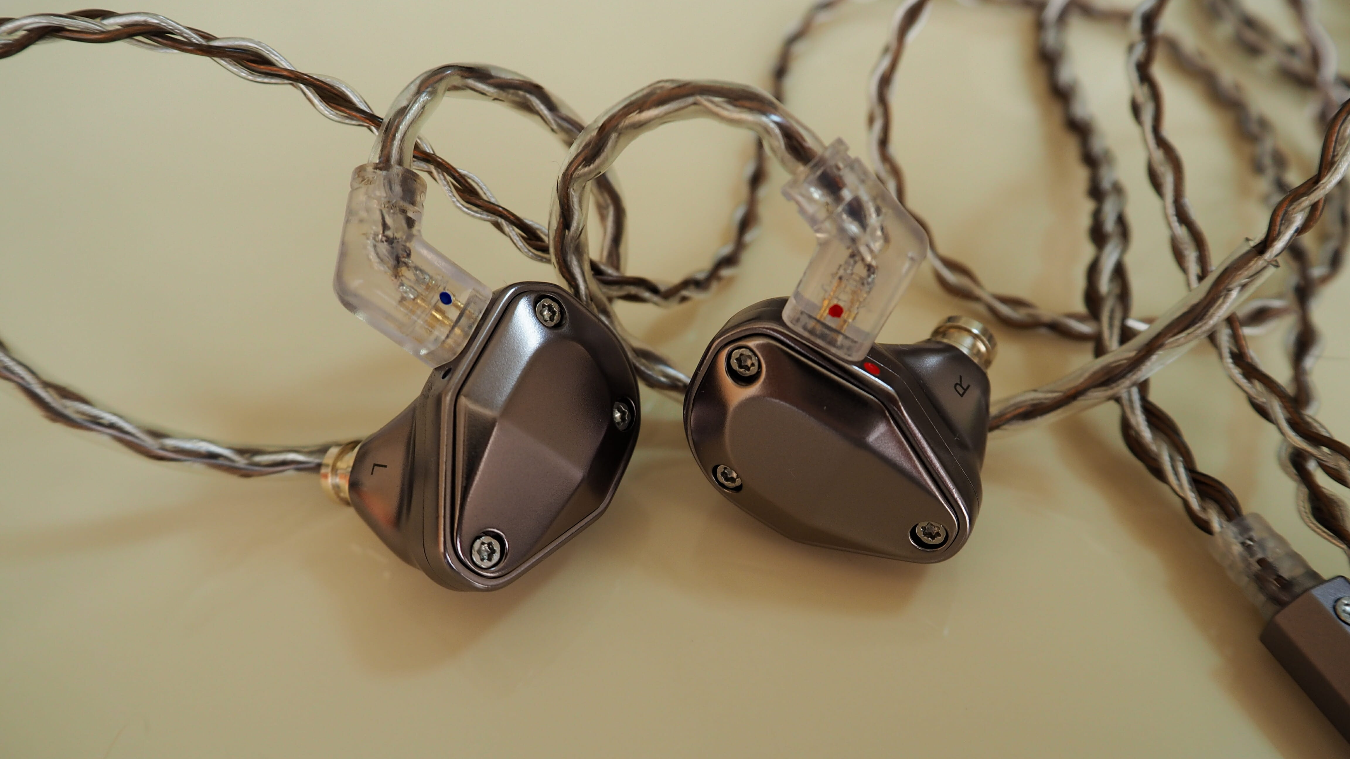 じっくりと試聴 Cayin YB04 イヤホン（IEM）のレビュー | 好きな音楽を