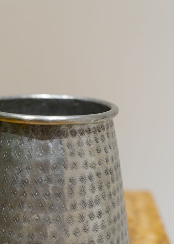 Aluminium Vase Star Hammered | Pasand by ne Quittez pas | パサン