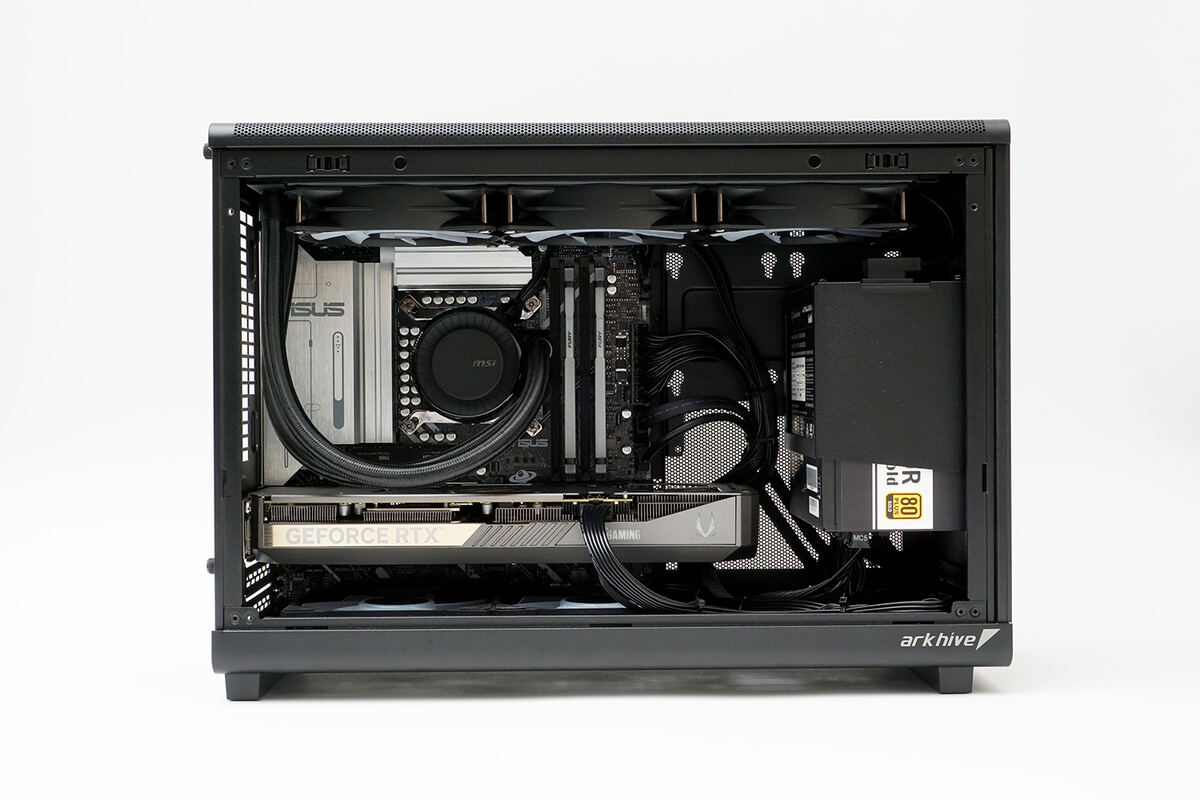 コンパクトで性能抜群! インテリアにも馴染むオシャレなケースを採用