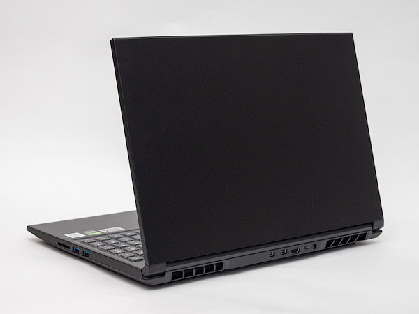 お手ごろなのに本格派！ クリエイターにぴったりの高性能15.6型ノート