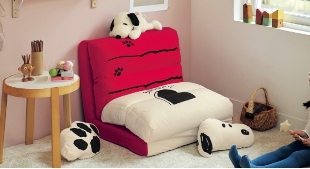 スヌーピーと一緒にゴロゴロ幸せ気分！ドッグハウス風「4WAYソファー