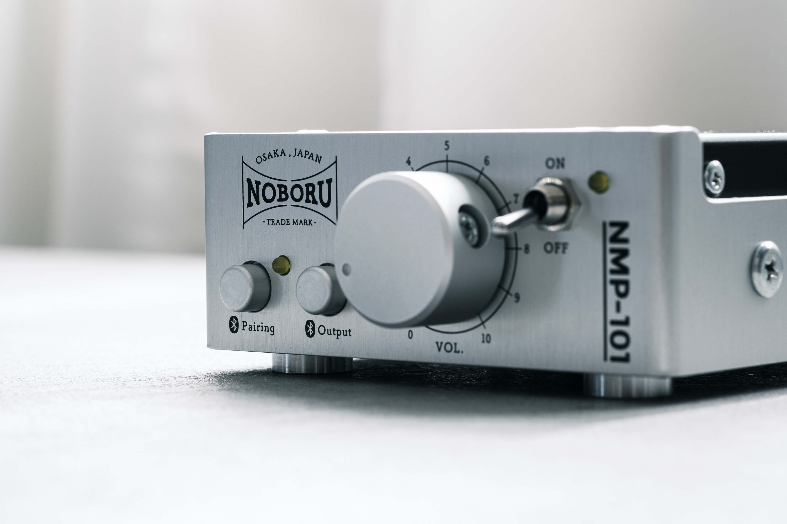 スタックアンプ/金属製ホーンスピーカー型【シルバー/ブラック