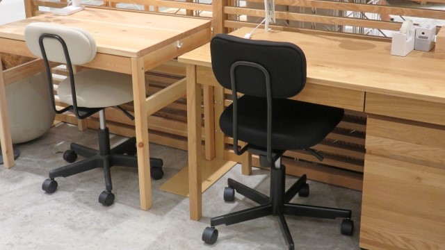 袖机を使ってデスク上をすっきり！機能性やデスクワゴンや脇机との違い