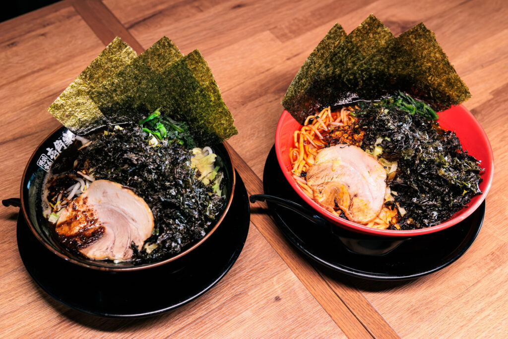 実食レポ】新宿ゴジラヘッドを眺めながら…「壱角家」の「横浜家系ゴジ