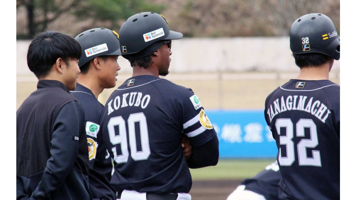 ソフトバンク】宮崎キャンプのグラウンドに「KOKUBO90」が2人