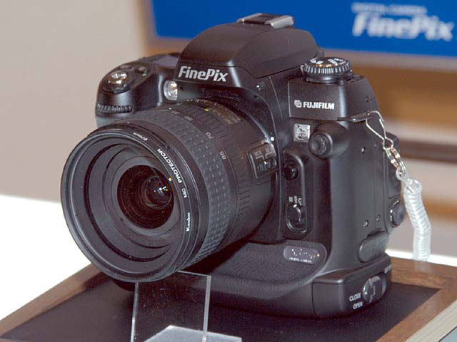 富士フイルム、ハニカムSR搭載デジタル一眼レフ「FinePix S3 Pro」