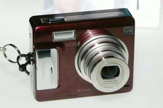 富士写真フイルム、スクエアデザインの500万画素デジカメ「FinePix