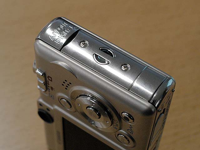 キヤノン、薄型ボディと大型液晶の「IXY DIGITAL 50/40」