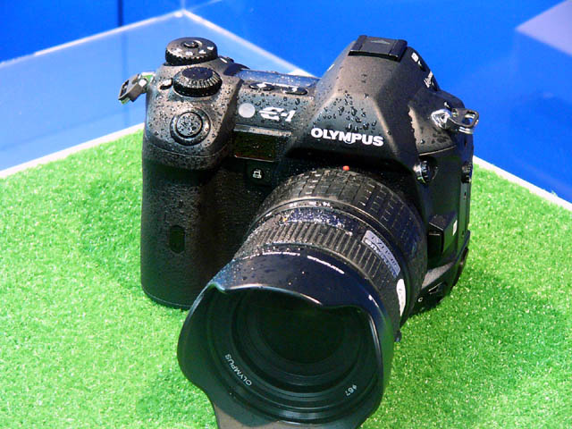 オリンパス、レンズ交換式一眼レフデジカメ「E-1」