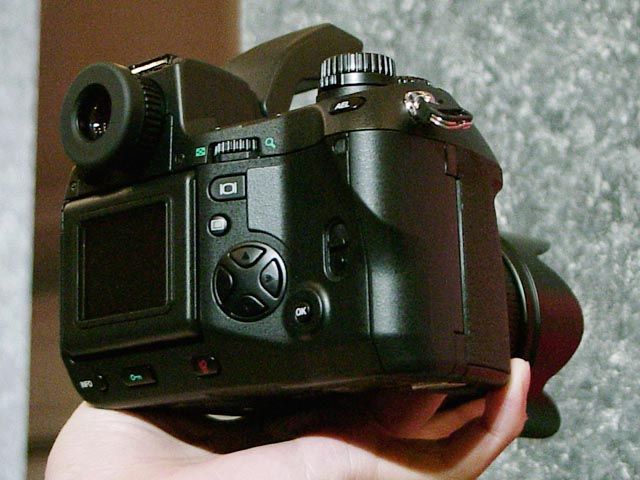 オリンパス、400万画素デジタル一眼レフカメラ「CAMEDIA E-10」