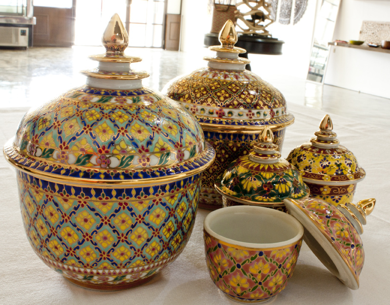 煌めく金色が美しい。「ベンジャロン焼き」はお土産に最適 | 吾輩は象