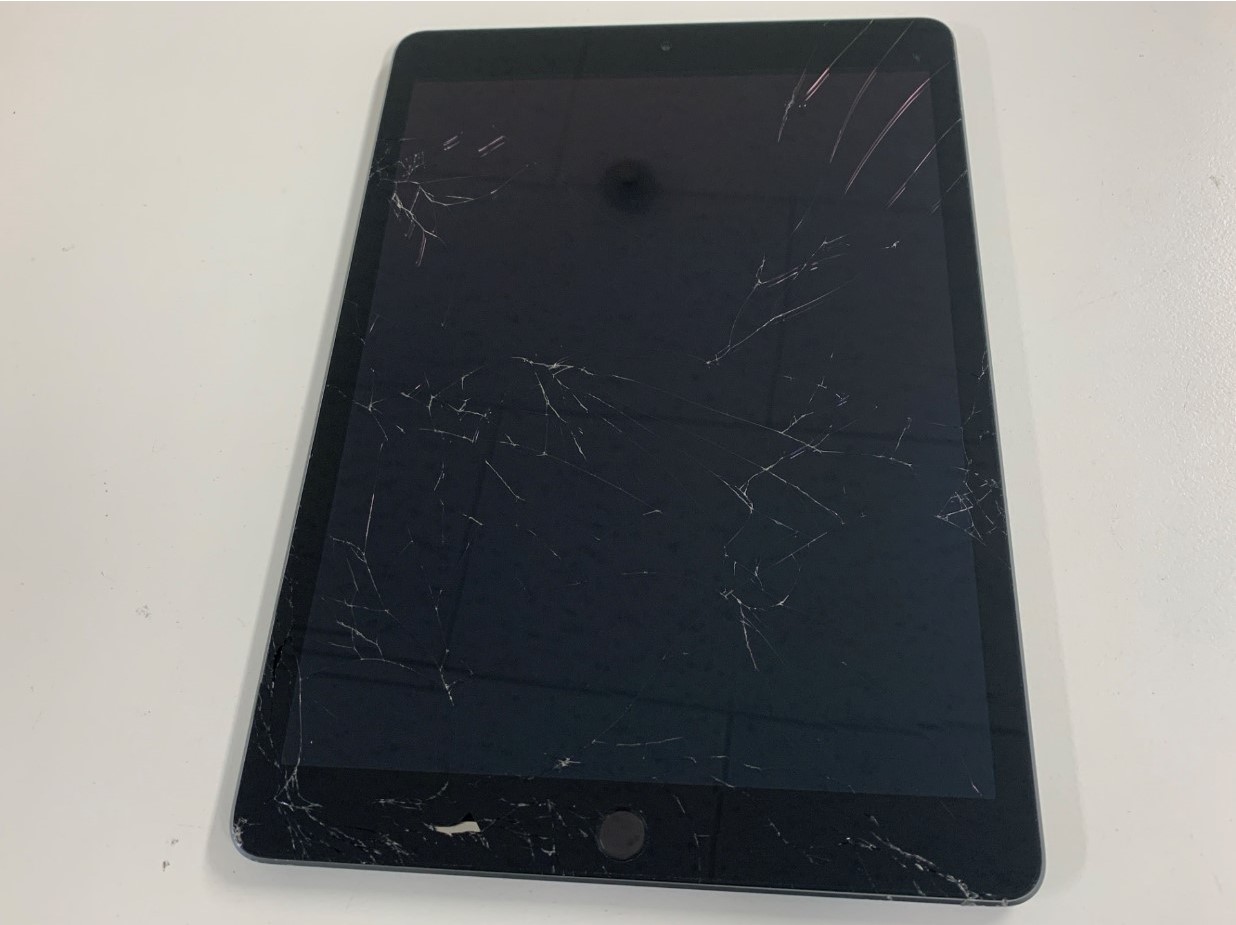 iPad 第8世代のガラス交換修理で割れた画面が元通り！中が見えている