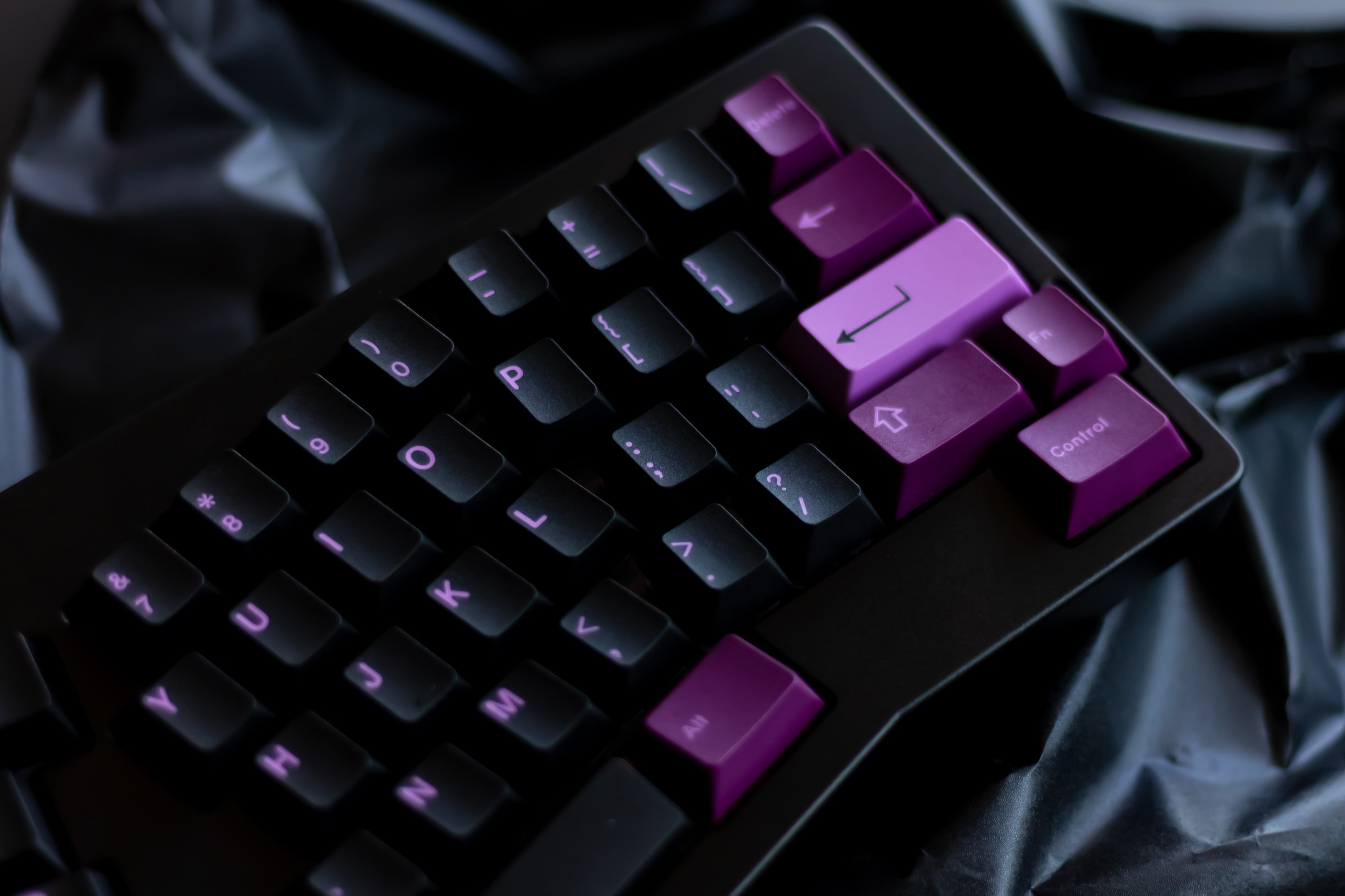 In Stock) GMK Black Lotus & Deskmats