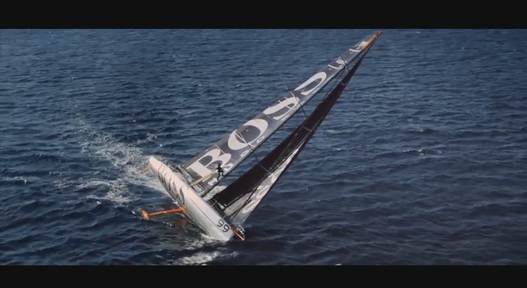 高級スーツに身を包んだヨットレーサーによる決死のスタント | PR EDGE