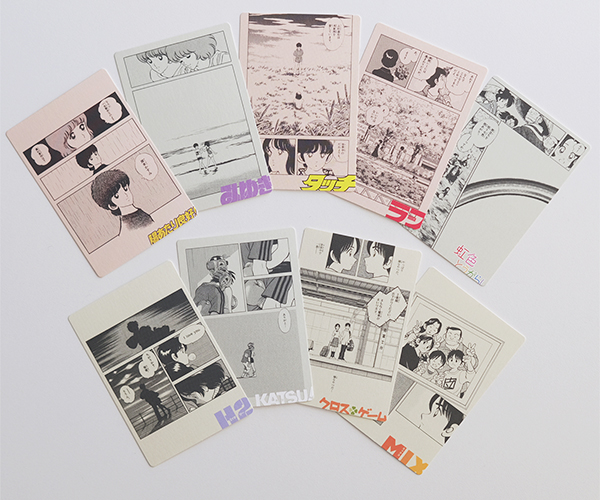 限定のムフ♡袋も？ あだち充画業55周年 作品198冊が並ぶ巨⼤本棚