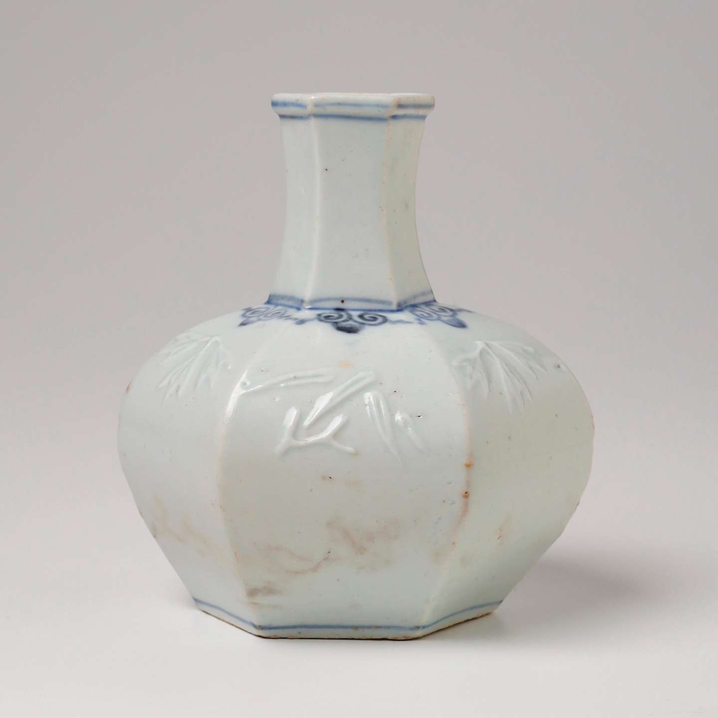 李朝白磁染付陽刻笹文面取瓶 | 朝鮮陶磁器 | 利菴アーツコレクション