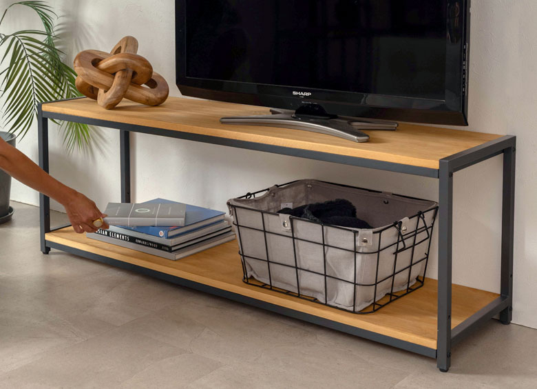 ウッド×アイアンのコンビネーションがオシャレ。テレビ台にちょうど