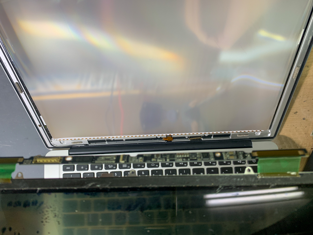 MacBook Air 液晶が割れた 交換修理しました。 - パソコン修理専門店