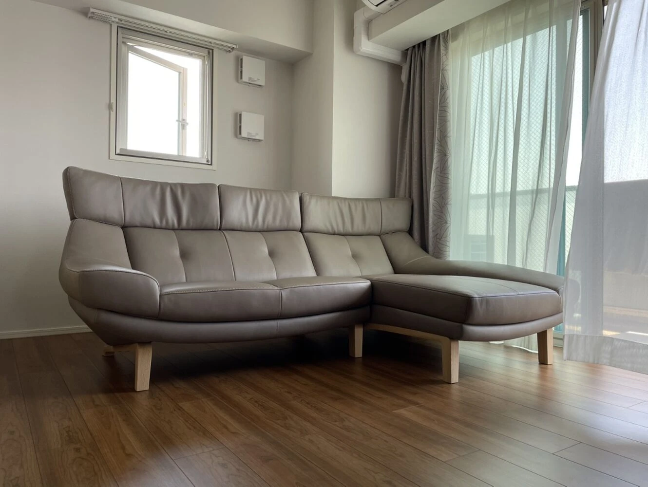 納品事例：シェーズロングソファ革張りZU46シリーズ、カリモク家具