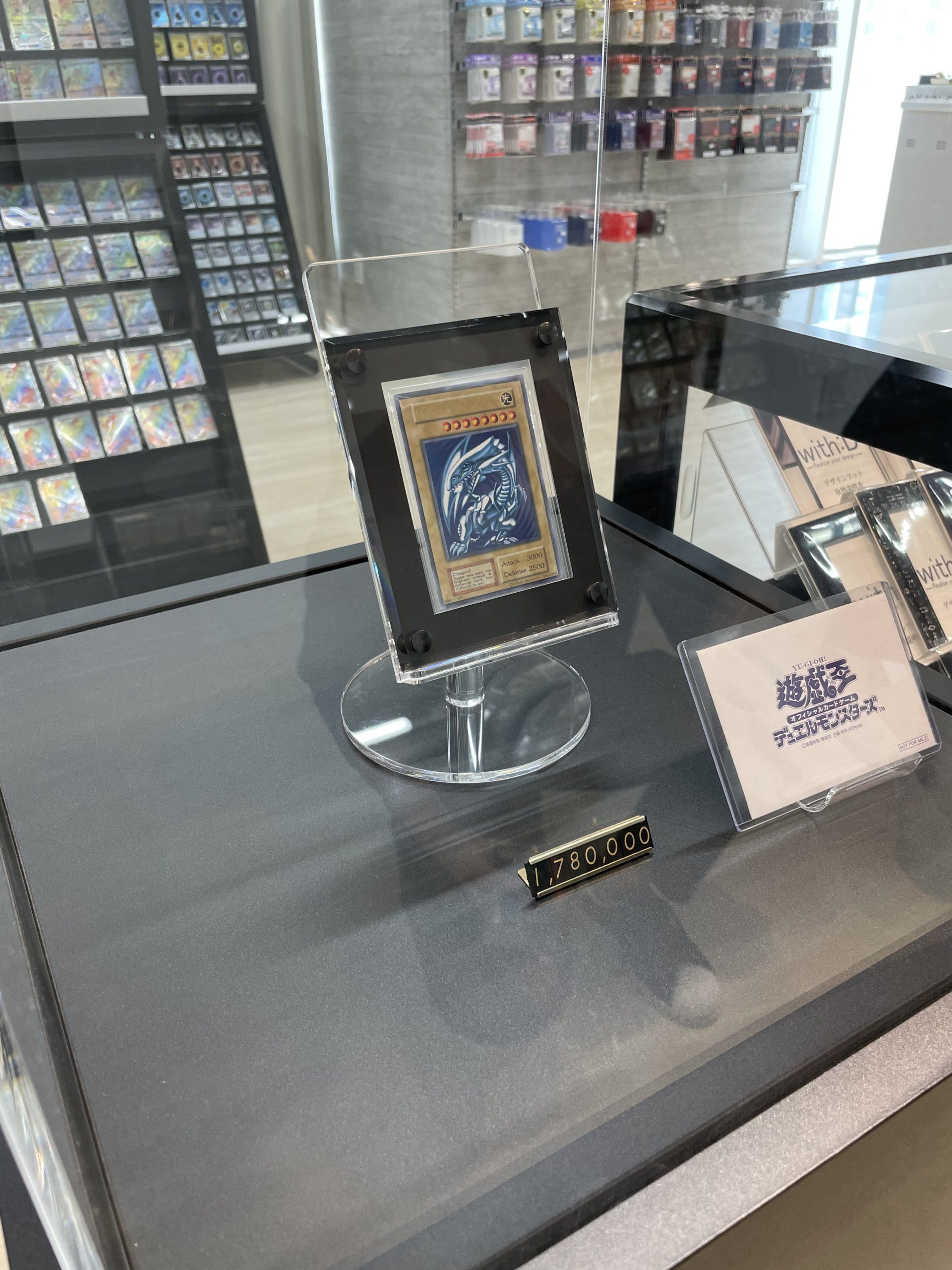 特注展示台（ディスプレイ）製作事例 - 株式会社泉美什器