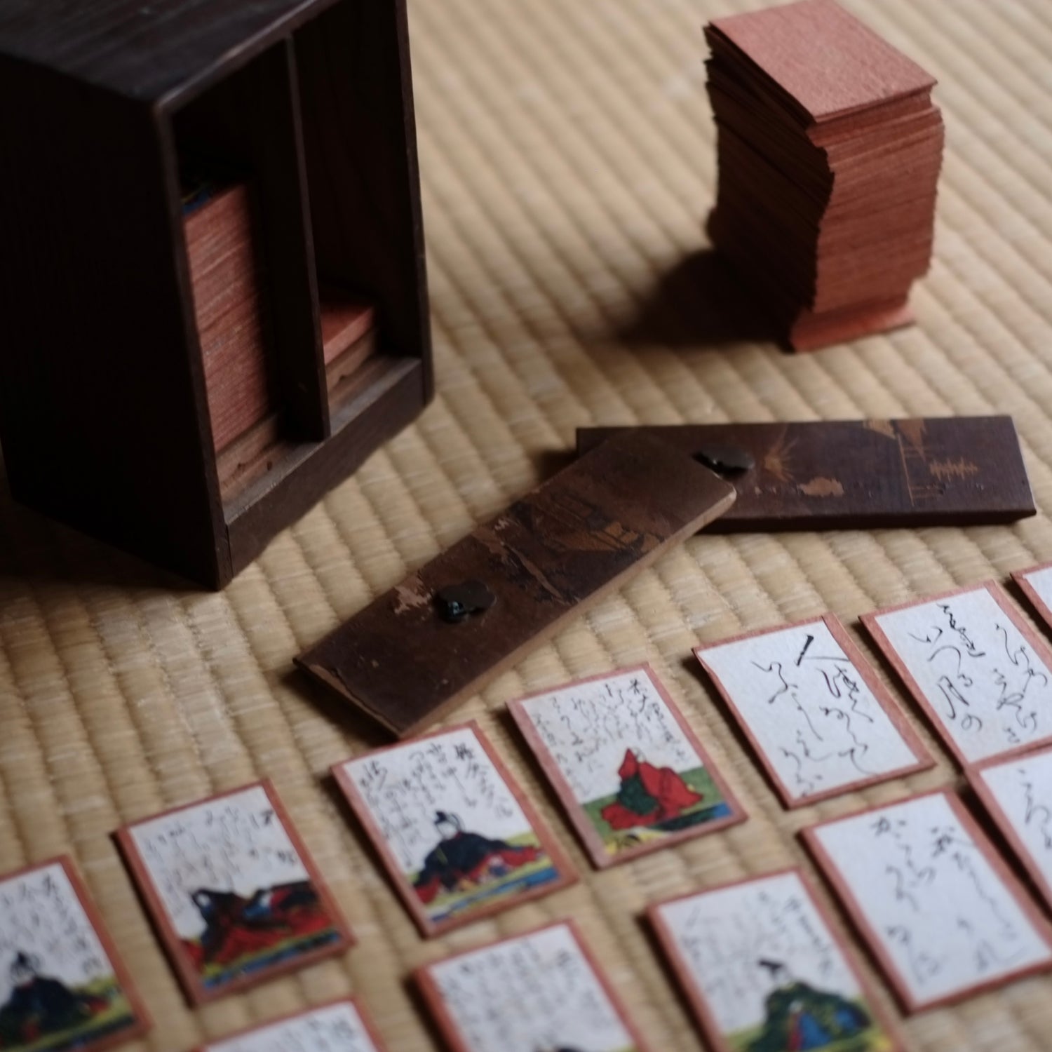 百人一首 彩色 時代歌留多 木箱付 (明治-大正時代) – 逢季荘