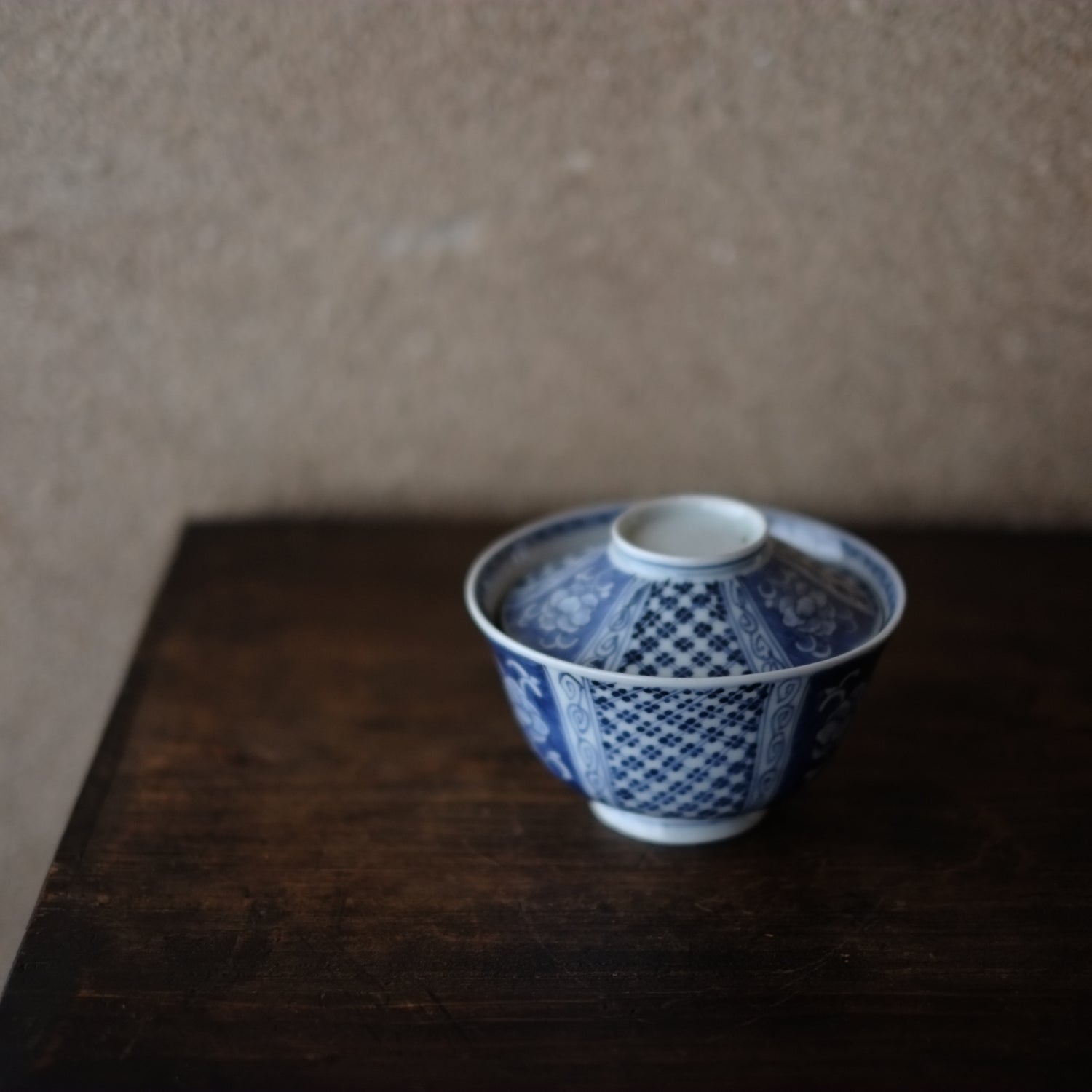 古伊万里 牡丹図 菱格子四弁花文 蓋付碗 (江戸後期) – 逢季荘