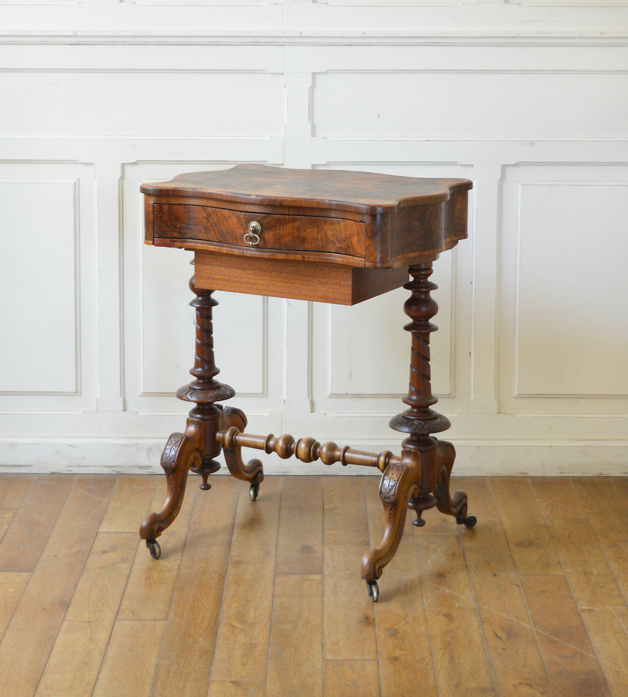 アンティークソーイングテーブル – 英国アンティーク家具専門店 神戸