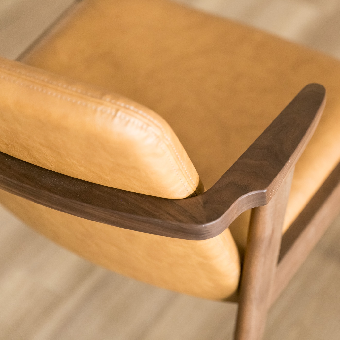 ラク セミアームチェア (樹種ウォールナット 張地ランク合皮) | シキ